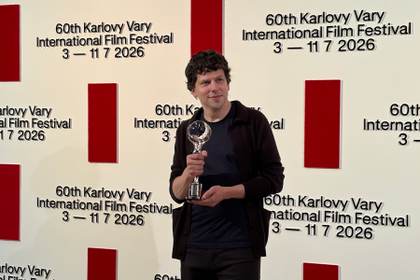 Jesse Eisenberg recibe el Premio del Presidente y elogia el cine europeo en Karlovy Vary