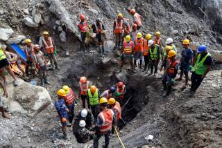 Unos 600 niños siguen sin ser localizados en Nepal nueve días después de la riada