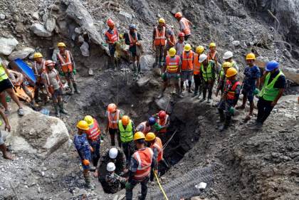Unos 600 niños siguen sin ser localizados en Nepal nueve días después de la riada