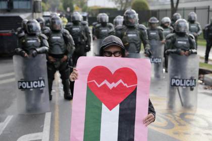 Centenares protestan en Bogotá en rechazo a la relación del nuevo Gobierno con Israel