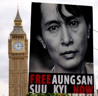 Sin noticias de Suu Kyi en su 81 cumpleaños mientras los golpistas hacen gira regional