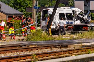 Bélgica investiga la colisión entre un tren y un minibús escolar con cuatro muertos