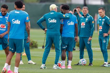 Ancelotti 'mima' a Vinícius en el entrenamiento de Brasil; Alisson, ausente