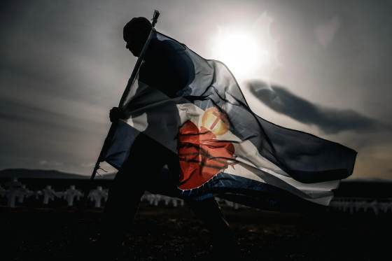 Volver a Malvinas 44 años después: un viaje entre trincheras, tumbas y heridas abiertas
