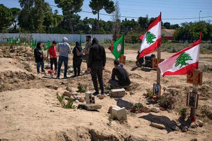 Con la tregua en Líbano, unos dan sepultura definitiva a sus muertos y otros aún esperan