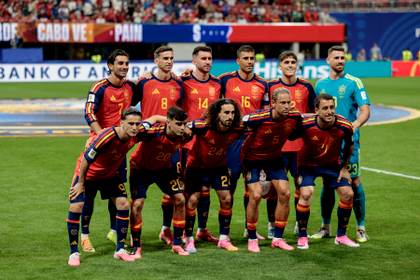 Gavi, titular en un once de España para el debut con Unai Simón en la portería