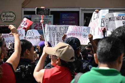 Alumnos en México protestan en desfile de Independencia por asesinato de Claudia Tacoronte