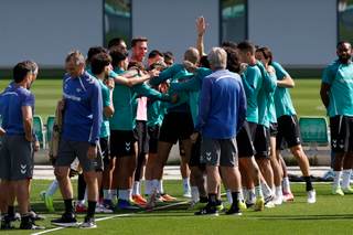 Pasillito de enhorabuena para los campeones Abde y Amrabat (Betis)