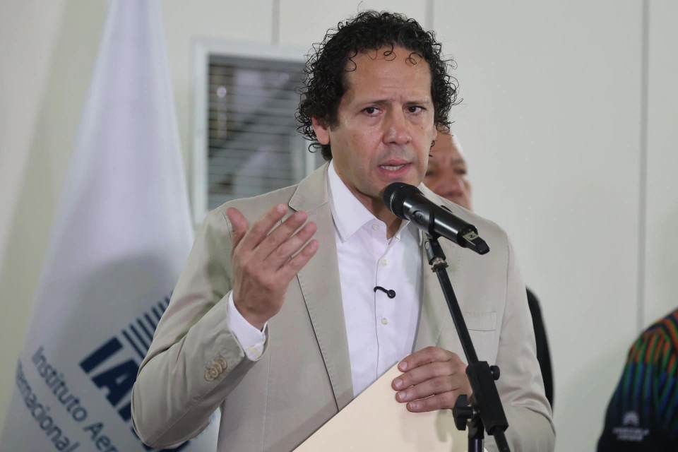 Venezuela reanuda con ocho vuelos las operaciones en su principal aeropuerto tras sismos