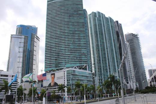 Colombianos lideran compra extranjera de vivienda en Florida ante incertidumbre electoral