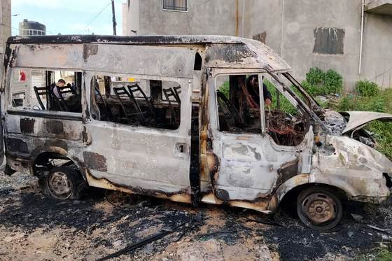 Al menos 12 palestinos heridos y coches quemados en ataques de colonos en Cisjordania