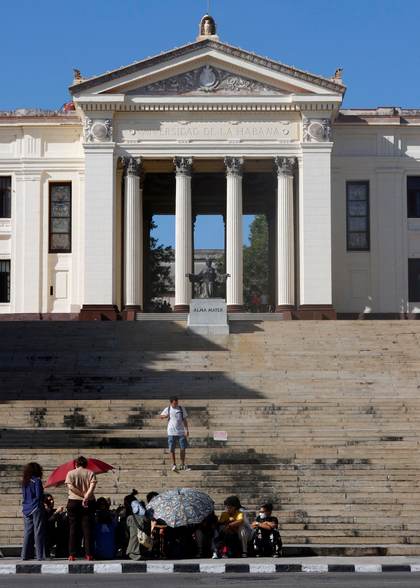 Sentada en la Universidad de La Habana protesta por la falta de corriente y comunicación