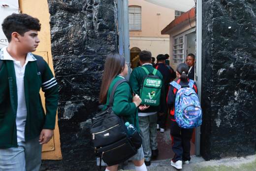 Entre la distracción y la seguridad, México debate uso de celulares en el regreso a clases