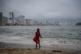 El huracán Polo provoca compras masivas y fuertes lluvias en Acapulco, México