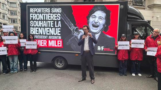 RSF denuncia los ataques de Milei a la prensa y pasea sus palabras por las calles de París