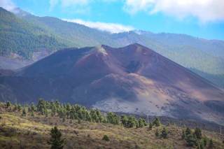 El volcán español que atrae turistas todavía condiciona la recuperación de Puerto Naos