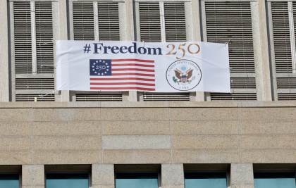 EE.UU. cuelga un cartel en La Habana en medio de la votación contra el embargo en la ONU