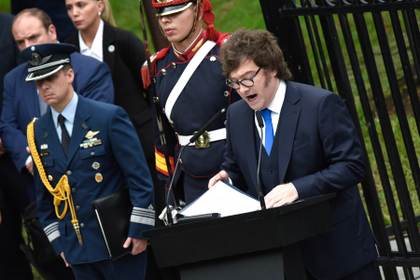 Milei reitera reclamo por Malvinas y rechaza explotación petrolera, a 44 años de la guerra