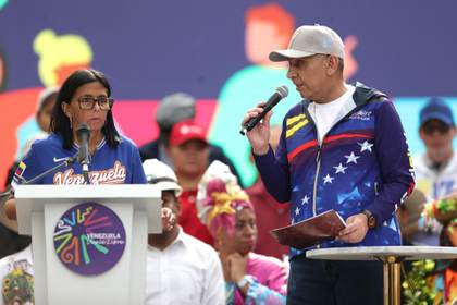 Gobierno venezolano dice que aumentará bonificaciones y no salarios para evitar inflación