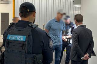 Exmilitar australiano sigue detenido tras ser acusado de crímenes de guerra en Afganistán