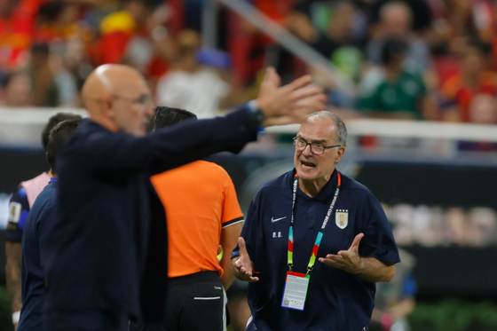 Bielsa afirma que los goles recibidos por Uruguay "eran evitables" y asume responsabilidad