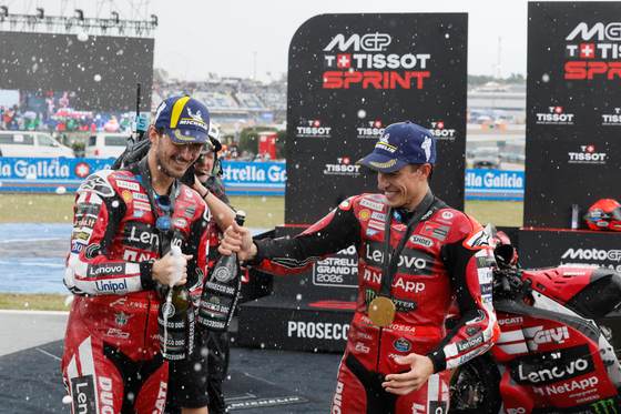 Marc Márquez se impone en una carrera esprint pasada por agua