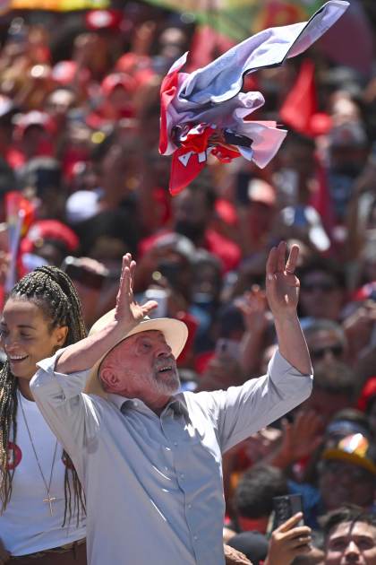 Lula usa "la motosierra" de Milei para arremeter contra Flávio Bolsonaro