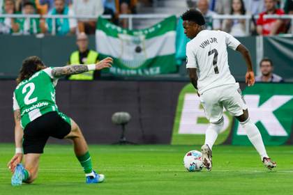 Pellegrini y Arbeloa introducen cuatro cambios en sus onces
