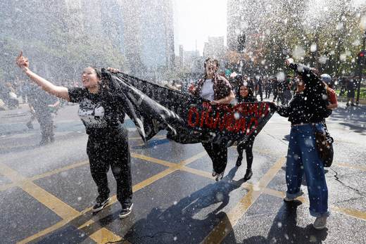 Blindan el centro de Santiago de Chile ante protesta por la histórica alza del combustible