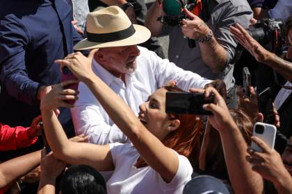 Lula y Flávio Bolsonaro votan en una jornada electoral pacífica y sin incidentes