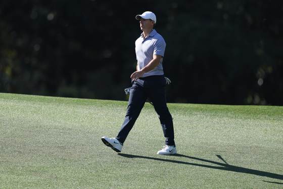 McIlroy dilapida su ventaja y Young lo alcanza en el liderato en Augusta