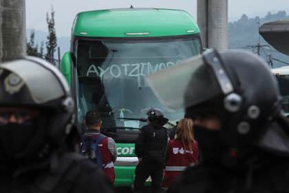 Policía mexicana frena a estudiantes de Ayotzinapa que se unirían a protestas de maestros