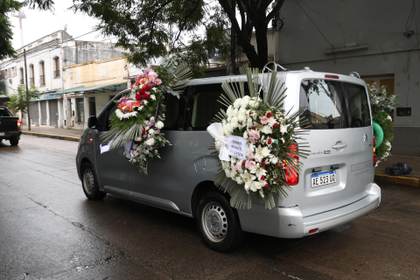 En intimidad familiar entierran a Agostina Vera, la adolescente asesinada en Argentina