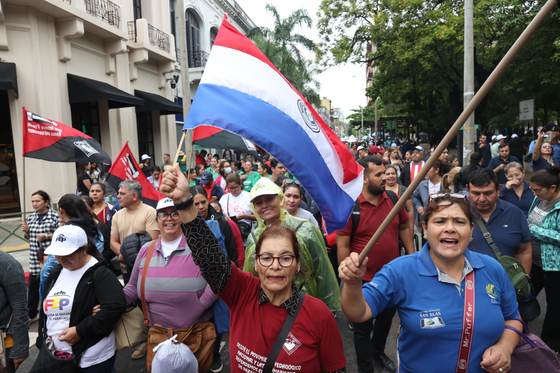 Paraguay aprueba reforma de pensiones públicas que eleva aportes pese a protestas