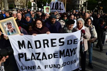 Taty Almeida, líder de Madres de Plaza de Mayo, descansa en paz en el lugar de su lucha