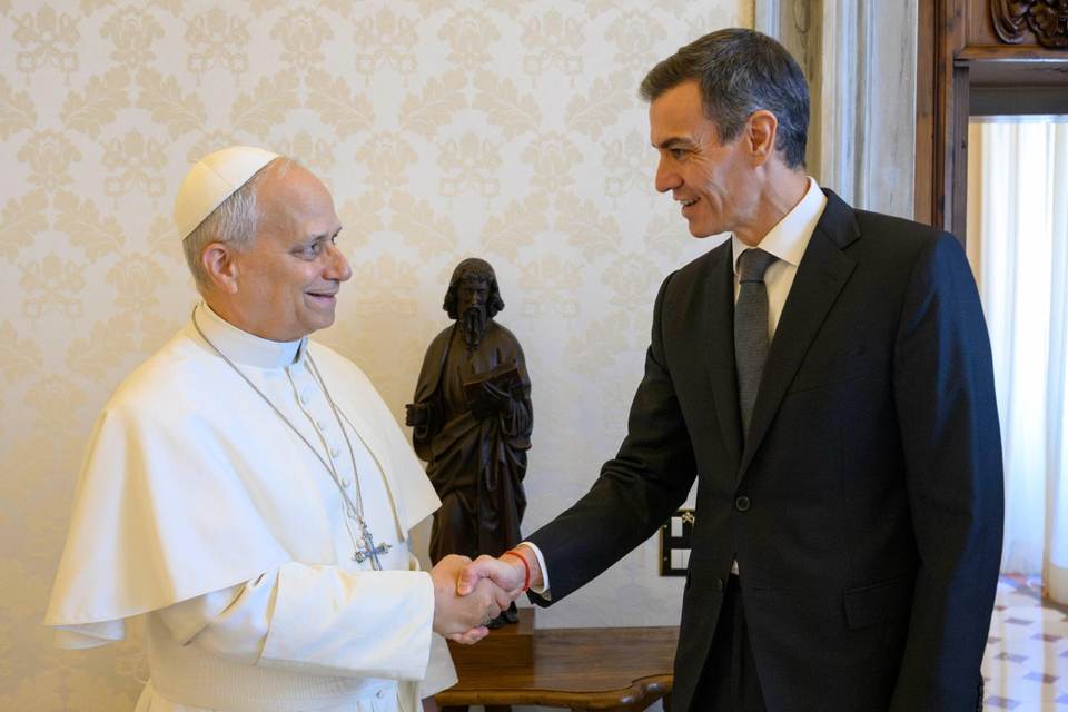Sánchez destaca la sintonía con León XIV en migración, IA y paz antes de su viaje a España