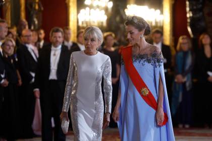 La reina Letizia luce moda española y la tiara floral en la cena de gala con los Macron