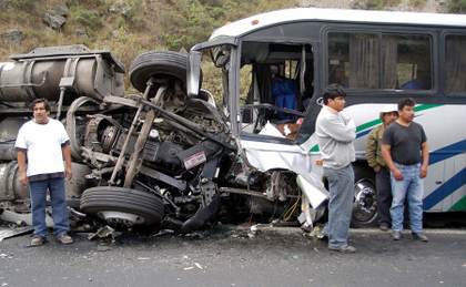 Suman 11 muertos y 31 heridos tras volcadura de autobús turístico en el Pacífico mexicano