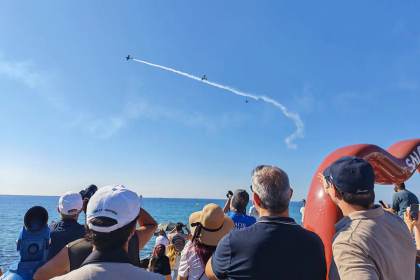 Más de 400.000 personas abarrotan la playa y el paseo de Salou durante la Festa al Cel