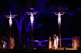 Con estatuas vivientes recrean el viacrucis en una ciudad del centro de Paraguay