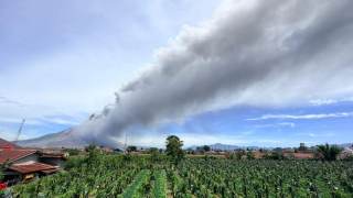 Erupciona en Indonesia el volcán Sinabung y expulsa una columna de ceniza de 3.500 metros