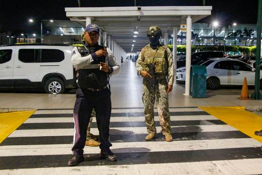 Al menos un muerto y dos heridos al ser atacados a disparos en aeropuerto de Ecuador
