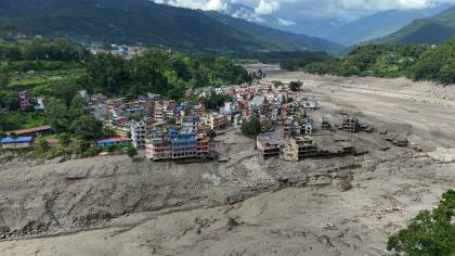 Una inmensa riada deja 160 víctimas en Nepal y China y casi 800 desaparecidos