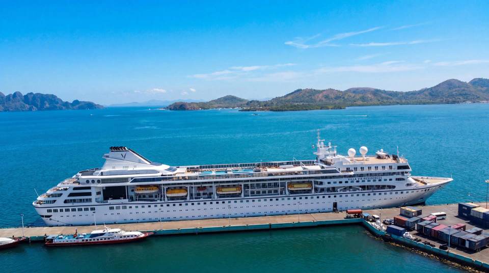 Unos 200 pasajeros de Europa y América desembarcados de crucero sin combustible en Camboya