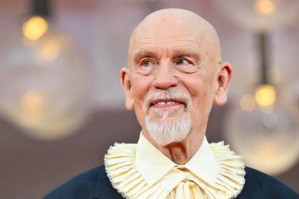 John Malkovich, aclamado en la Mostra por su comedia negra chilena 'Wild Horse Nine'