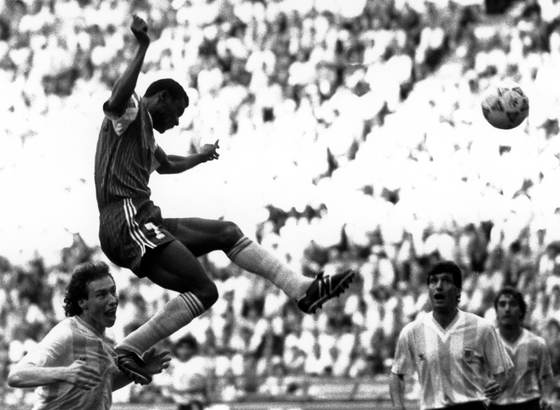 Del gol de Omam-Biyik al récord de Messi, 8 partidos de Argentina ante equipos africanos