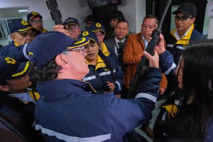 Petro presenta el Jaguar, un fusil desarrollado por la industria militar colombiana