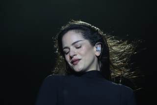Rosalía pone música al “último atraco” de Berlín en Sevilla