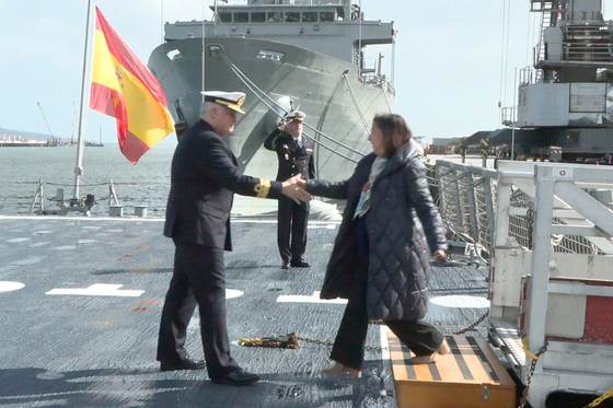 Robles vista a los 400 marinos españoles referentes en la seguridad marítima de la OTAN