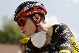 Vingegaard sufre una dura caída y abandona el Tour en ambulancia